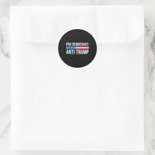 Demokratie - Anti Trump - Runder Aufkleber (Tasche)