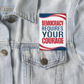 Demokratie braucht Mut | Flagge | Button (Insitu)