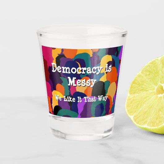 Demokratie ist chaotisch  schnapsglas (Vorderseite)