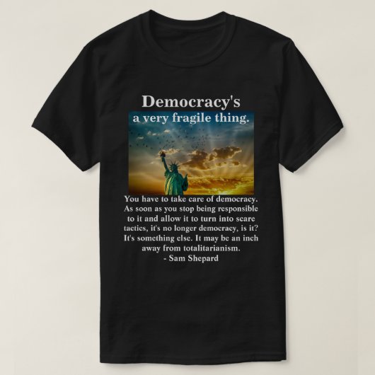 Demokratie ist eine sehr zerbrechliche Sache. T-Shirt (Design vorne)