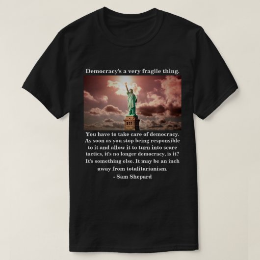Demokratie ist eine sehr zerbrechliche Sache. T-Shirt (Design vorne)