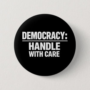 Demokratie mit Sorgfalt behandeln Button