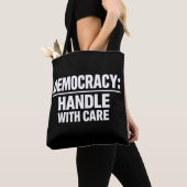 Demokratie mit Sorgfalt behandeln Tasche (Von Nahem)
