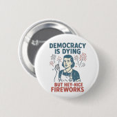 Demokratie stirbt, aber Hey, nette Feuerwerke Button (Vorne & Hinten)