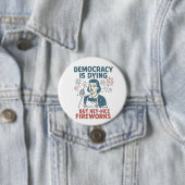 Demokratie stirbt, aber Hey, nette Feuerwerke Button (Beispiel)