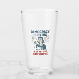 Demokratie stirbt, aber Hey, nette Feuerwerke Glas