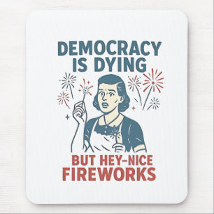 Demokratie stirbt, aber Hey, nette Feuerwerke Mousepad