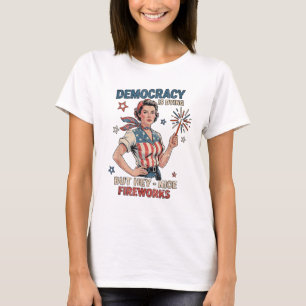 Demokratie stirbt, aber Hey, nette Feuerwerke T-Shirt