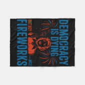 Demokratie stirbt, aber Hey, netter Feuerwerk 4. J Fleecedecke (Vorderseite (Horizontal))