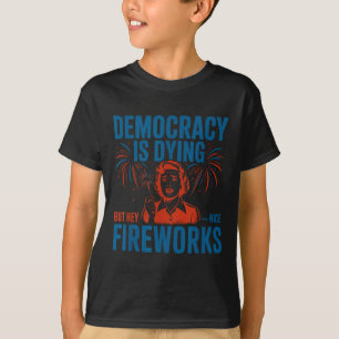 Demokratie stirbt, aber Hey, netter Feuerwerk 4. J T-Shirt