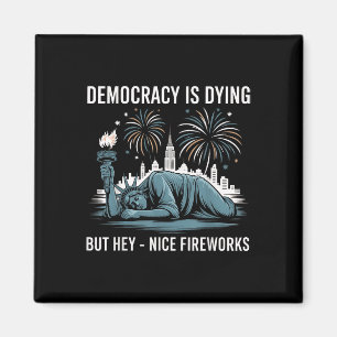 Demokratie stirbt, aber hey, schöne Feuerwerke, lu Magnet