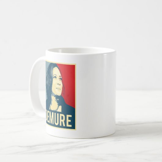 Demure und Mindful Kamala Harris Kaffeetasse (Vorderseite Links)