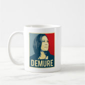 Demure und Mindful Kamala Harris Kaffeetasse (Links)