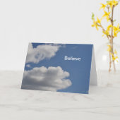 Den blauen Himmel mit Wolken glauben Karte (Gelbe Blume)