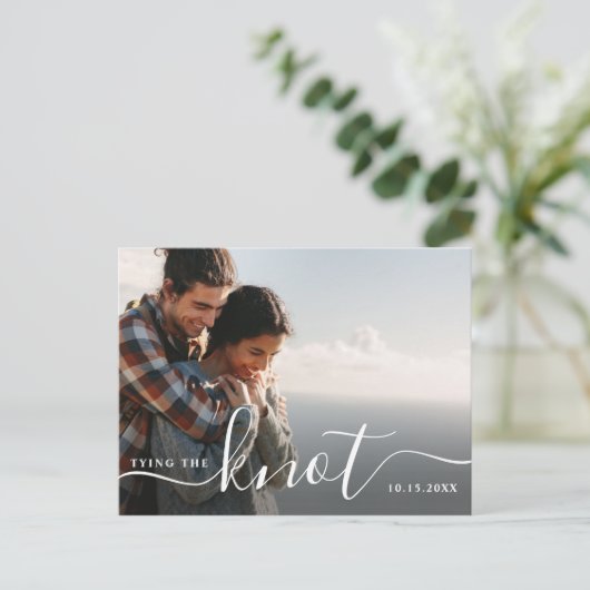 Den Knoten binden | Modernes Save the Date Foto Postkarte (Stehend Vorderseite)