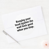 Den Kopf gegen eine Ziegelmauer kleben Runder Aufkleber (Umschlag)