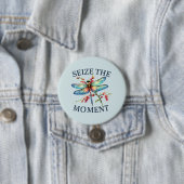 Den Moment nutzen - Künstlerische Libelle Button (Beispiel)