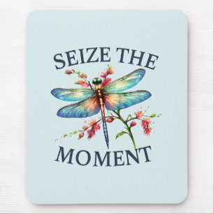 Den Moment nutzen - Künstlerische Libelle Mousepad