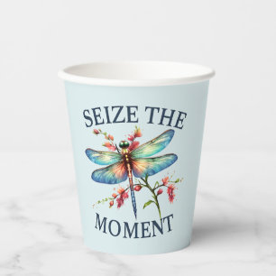 Den Moment nutzen - Künstlerische Libelle Pappbecher