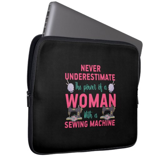 Den Power einer Frau mit einer Nähmaschine löschen Laptopschutzhülle (Vorne Rechts)