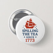 Den Tee Verschütten Seit 1773 Lustige Geschichte Button (Vorne & Hinten)