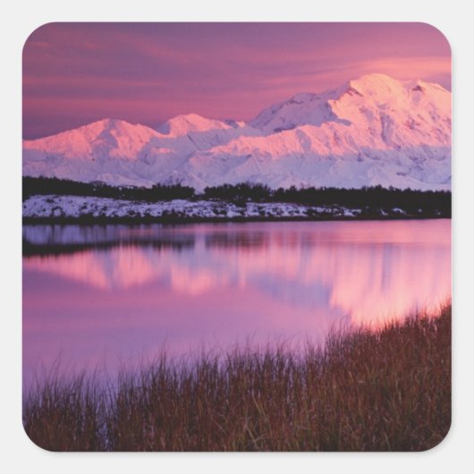 Denali bei Sonnenuntergang vom Reflektionteich Quadratischer Aufkleber (Vorderseite)
