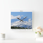 Denali / Mtns are calling-J Muir/with border Quadratische Wanduhr (Zuhause)
