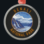 Denali Nationalpark Retro Distressed Circle Ornament Aus Metall<br><div class="desc">Denali Vektorgrafik Design. Der Park hat Terrain von Tundra,  Fichtenwald und Gletscher,  der Park ist Zuhause für Wildtiere inklusive Grizzlybären,  Wölfe,  Elche,  Karibu und Dall Schafe.</div>