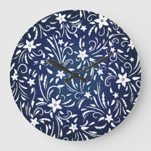 Denim Blooms: Hintergrundinformationen zu Blumenmu Große Wanduhr