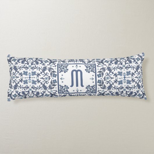 Denim Blue Verziert Monogram Seitenschläferkissen (Rückseite)