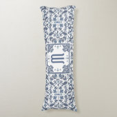 Denim Blue Verziert Monogram Seitenschläferkissen (Vorderseite Vertikal)