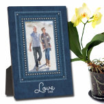Denim Border Built-in Easel Tabletop Fotoplatte<br><div class="desc">Ein kristallklares,  blau-weiß gestopftes Imitat auf einem tiefen Denim-Hintergrund mit jeder Formulierung in schicken Schriften hebt Ihr Lieblingsbild hervor. Ändern Sie auch den Wortlaut,  die Schriftart und die Farbe des Schriftartes! Gut als Geschenk oder um Ihr Lieblings-Foto in Ihrer eigenen Zuhause zu zeigen. **HORIZONTAL Vorlage in unserem Shop verfügbar.</div>