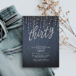 Denim Diamond Glitzer Tropfen Moderne 30. Geburtst Einladung<br><div class="desc">Eine schlichte, moderne, elegante und schicke 30. Geburtstagsvorlage mit einem Denim-Hintergrund, das Wort THIRTY mit weißen Diamanten (simuliert, nicht mit echten Diamanten) und mit moderner Kalligraphie-Schrift, Typografie in Weiß, sowie ein Vorhang aus tropfenden Nashornsteinen und Glitzer (das sind auch digitale Effekte). Ein schicker "Denim and Diamonds" Design für eine Frau...</div>
