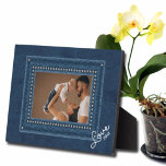 Denim Frameless Family Foto Easel Back Fotoplatte<br><div class="desc">Ein kristallklares,  blau-weiß gestopftes Imitat auf einem tiefen Denim-Hintergrund mit jeder Formulierung in schicken Schriften hebt Ihr Lieblingsbild hervor. Ändern Sie auch den Wortlaut,  die Schriftart und die Farbe des Schriftartes! Gut als Geschenk oder um Ihr Lieblings-Foto in Ihrer eigenen Zuhause zu zeigen. **VERTICAL Vorlage in unserem Shop verfügbar.</div>