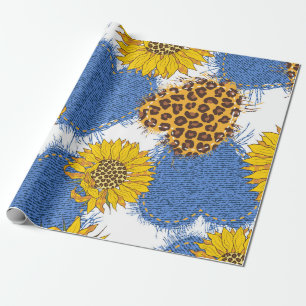 Denim Herzen aus Stoff mit abgerissenen Kanten und Geschenkpapier