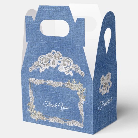 Denim Ivory Perlen und Spitzen Geschenkschachtel (Geöffnet)