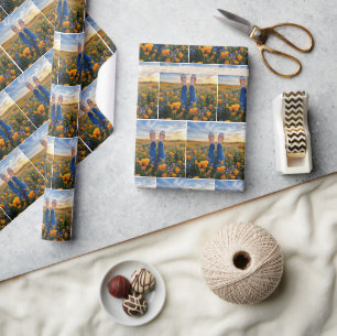 Denim-Jeans und orange Sneaker in Blumen Geschenkpapier