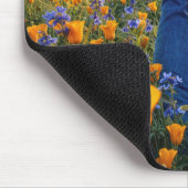 Denim-Jeans und orange Sneaker in Blumen Mousepad (Ecke)