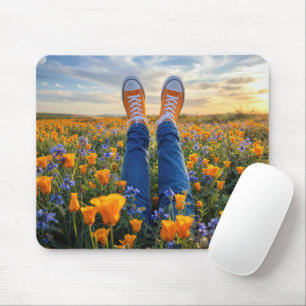 Denim-Jeans und orange Sneaker in Blumen Mousepad