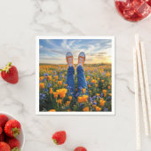 Denim-Jeans und orange Sneaker in Blumen Serviette (Beispiel)