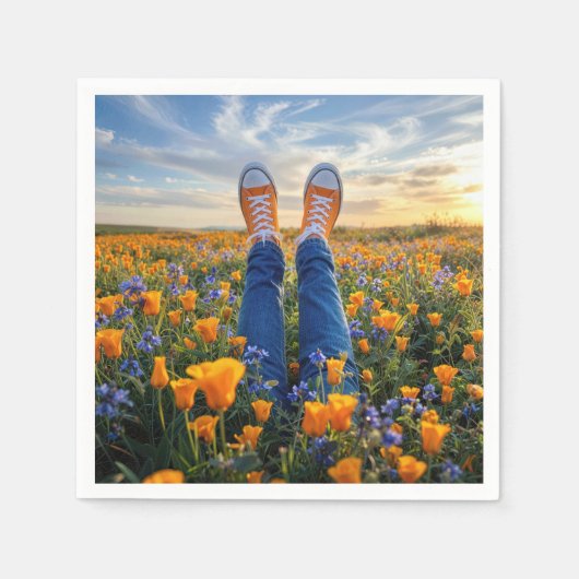 Denim-Jeans und orange Sneaker in Blumen Serviette (Vorderseite)