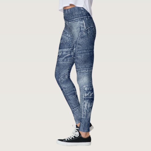 Denim Material in einem Patchwork-Taschenmuster. Leggings (Links)