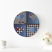 Denim Patchwork: Nahtloses Stoffmuster Große Wanduhr (Zuhause)