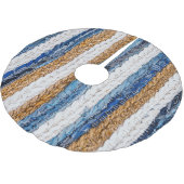 Denim-Patchwork: Teppich aus recycelten Jeans. Polyester Weihnachtsbaumdecke (Schrägansicht)