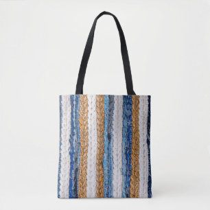 Denim-Patchwork: Teppich aus recycelten Jeans. Tasche