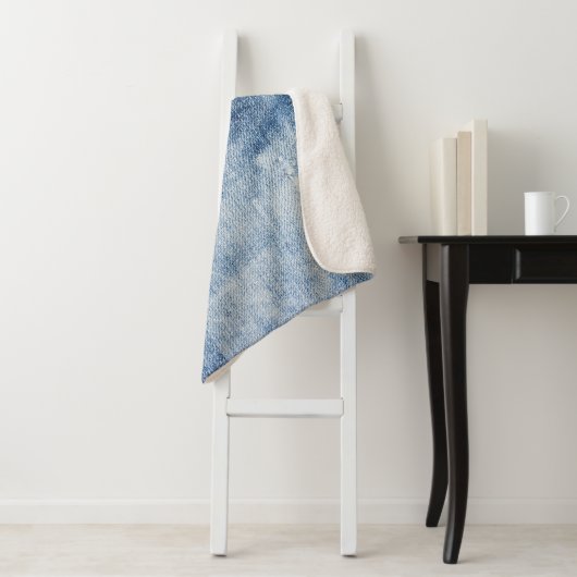 Denim Texture: Rugged Holes. Sherpadecke (Beispiel)