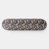 Denim Tragen von Patchwork-Blumengewächsen auf der Skateboard (Horizontal)