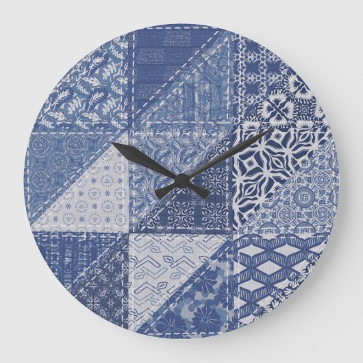 Denim Triangle Patchwork Vintage Textur. Große Wanduhr (Vorderseite)