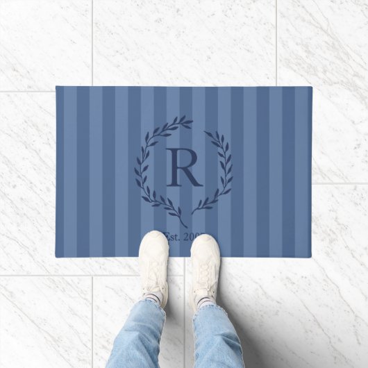 Denim- und Navy-Blumenkranz-Monogramm Fußmatte (Indoor)
