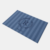 Denim- und Navy-Blumenkranz-Monogramm Fußmatte (Schrägansicht)